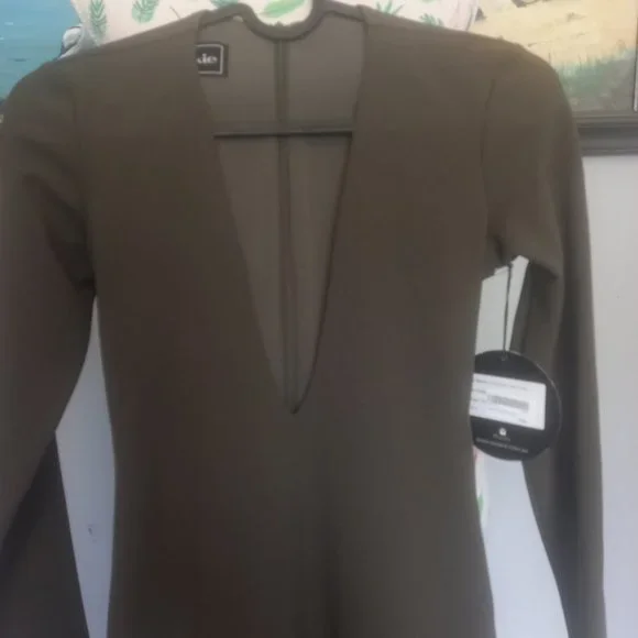 🥳HOST PICK🥳Nookie olive green bombshell plunge v neck body con midi dress (8) - Picture 4 of 9